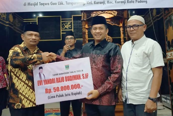 Sejarah Baru Untuk Anak Nagari Kuranji sebagai Pimpinan DPRD Sumbar, Wakil Ketua DPRD Provinsi Sumatera Barat Evi Yandri Rajo Budiman didampingi oleh Saparudin menyalurkan bantuan sebesar Rp.50 juta dan Al Qur'an untuk mendukung kemakmuran masjid yang diterima lansung oleh Ketua Masjid Taqwa Guo, pada Kamis, 20 Maret 2025. Sejarah Baru Untuk Anak Nagari Kuranji sebagai Pimpinan DPRD Sumbar, Wakil Ketua DPRD Provinsi Sumatera Barat Evi Yandri Rajo Budiman didampingi oleh Saparudin menyalurkan bantuan sebesar Rp.50 juta dan Al Qur'an untuk mendukung kemakmuran masjid yang diterima lansung oleh Ketua Masjid Taqwa Guo, pada Kamis, 20 Maret 2025.