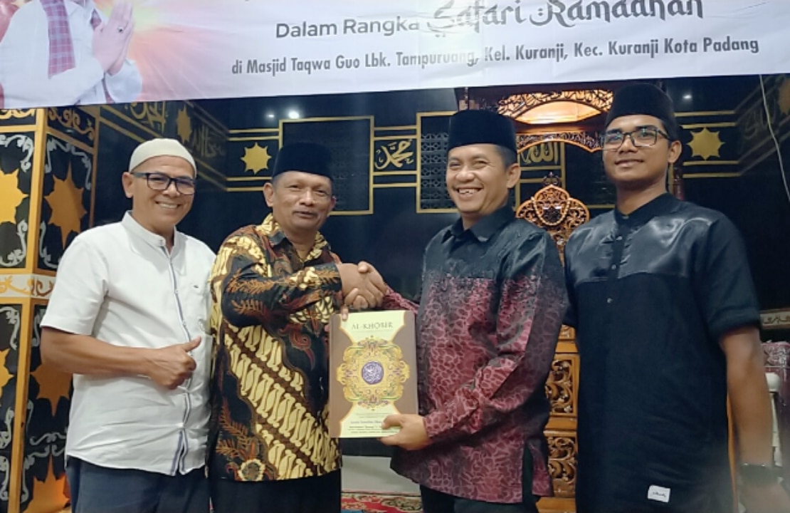 Sejarah Baru Untuk Anak Nagari Pauh IX Kuranji Sebagai Pimpinan DPRD Sumbar 1 Wakil Ketua DPRD Provinsi Sumatera Barat Evi Yandri Rajo Budiman didampingi oleh Saparudin menyalurkan bantuan sebesar Rp.50 juta dan Al Qur'an untuk mendukung kemakmuran masjid yang diterima lansung oleh Ketua Masjid Taqwa Guo, pada Kamis, 20 Maret 2025.