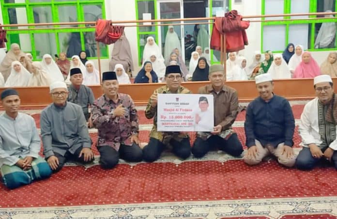 Wakil Ketua DPRD Kota Padang, Mastilizal Aye, SH, melaksanakan kegiatan Safari Ramadhan 1446 H di Masjid Al-Firdaus (Surau Beleng Ampang), Jalan Raya Ampang, Padang, pada Jumat, 21 Maret 2025. Wakil Ketua DPRD Kota Padang, Mastilizal Aye, SH, melaksanakan kegiatan Safari Ramadhan 1446 H di Masjid Al-Firdaus (Surau Beleng Ampang), Jalan Raya Ampang, Padang, pada Jumat, 21 Maret 2025.