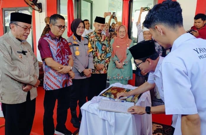 Peresmian Gedung Baru Panti Rehabilitasi Sosial Orang Dalam Gangguan Jiwa (ODGJ) Pelita Jiwa Insani di Jalan Lolo Kasik, Kelurahan Gunung Sarik, Kecamatan Kuranji, Kota Padang, pada Jumat, 21 Maret 2025, ditandai dengan penandatanganan prasasti oleh Gubernur Sumatera Barat yang diwakili oleh Kepala Dinas Sosial Provinsi Sumatera Barat, Syaifullah. Peresmian Gedung Baru Panti Rehabilitasi Sosial Orang Dalam Gangguan Jiwa (ODGJ) Pelita Jiwa Insani di Jalan Lolo Kasik, Kelurahan Gunung Sarik, Kecamatan Kuranji, Kota Padang, pada Jumat, 21 Maret 2025, ditandai dengan penandatanganan prasasti oleh Gubernur Sumatera Barat yang diwakili oleh Kepala Dinas Sosial Provinsi Sumatera Barat, Syaifullah.