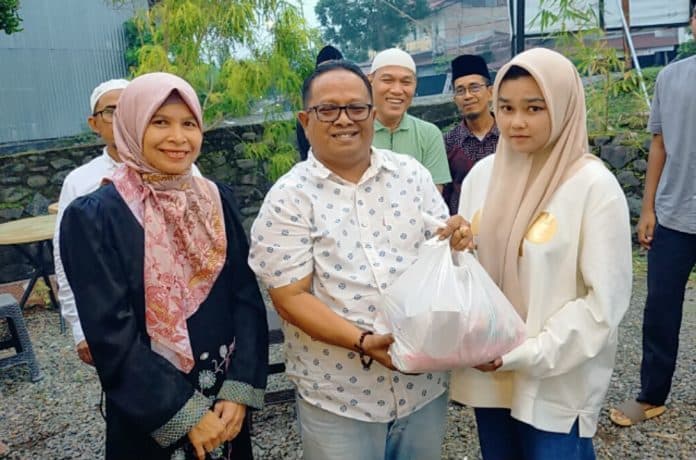 Ketua Alumni Angkatan 1992, Amrizal Rengganis mengungkapkan bahwa kegiatan ini bukan hanya sekadar ajang berbagi, tetapi juga momen untuk mempererat tali silaturahmi antar alumni dan memperkuat nilai kebersamaan. Ketua Alumni Angkatan 1992, Amrizal Rengganis mengungkapkan bahwa kegiatan ini bukan hanya sekadar ajang berbagi, tetapi juga momen untuk mempererat tali silaturahmi antar alumni dan memperkuat nilai kebersamaan.
