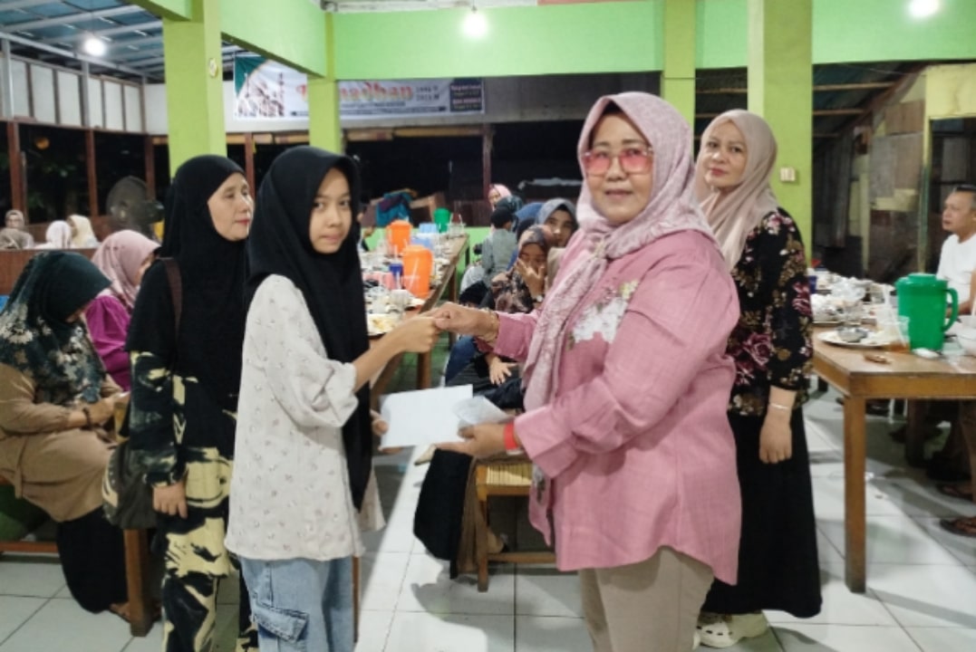 Ikatan Alumni SMP 18 Padang angkatan 1988 kembali menggelar kegiatan buka puasa bersama sekaligus penyerahan santunan kepada anak yatim-piatu.