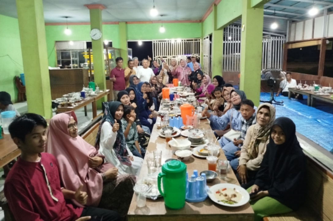 Ikatan Alumni SMP Negeri 18 Padang angkatan 1988 kembali menggelar kegiatan buka puasa bersama sekaligus penyerahan santunan kepada anak yatim-piatu.
