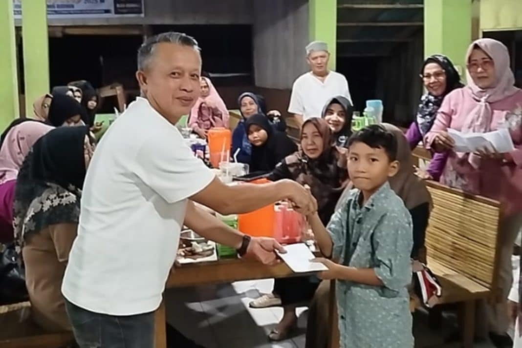 Ikatan Alumni SMP Negeri 18 Padang angkatan 1988 kembali menggelar kegiatan buka puasa bersama sekaligus penyerahan santunan kepada anak yatim-piatu.