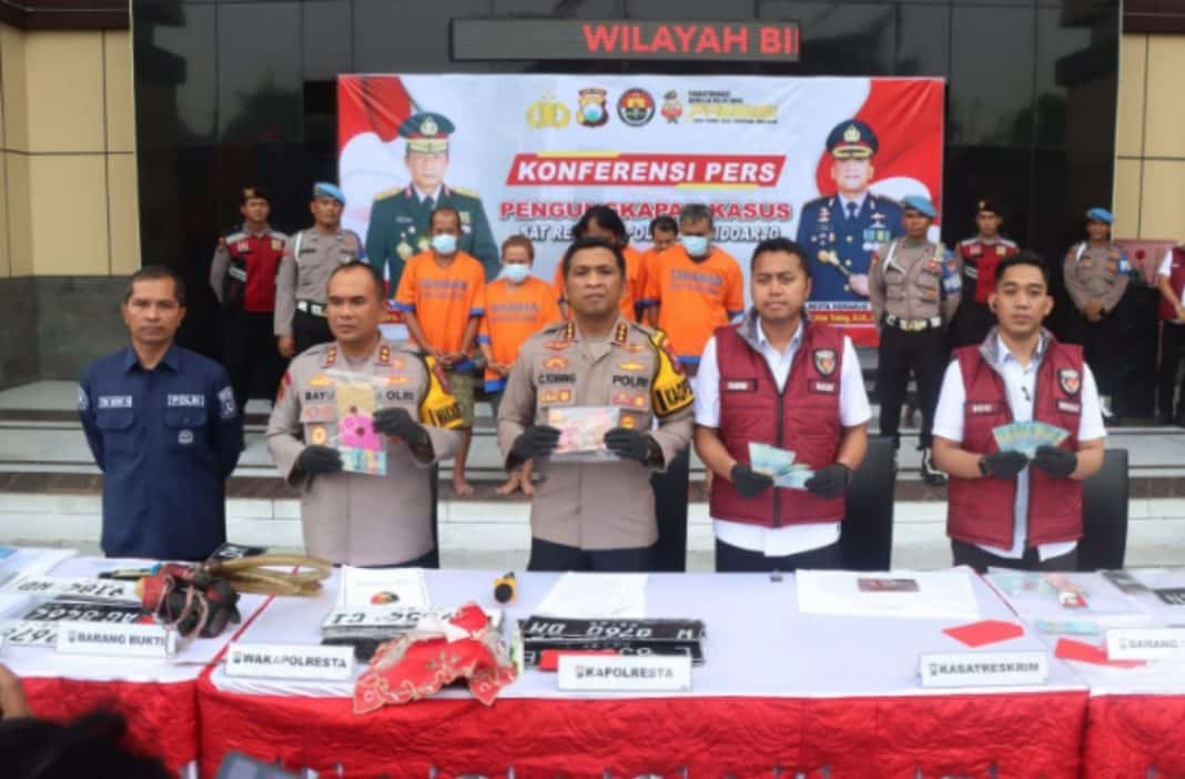 Tiga pria serta satu wanita pelaku peredaran uang palsu diamankan polisi, yakni S dan AY asal Bangil, Pasuruan kemudian SBU asal Tanggulangin dan TC asal Pandaan, Pasuruan.