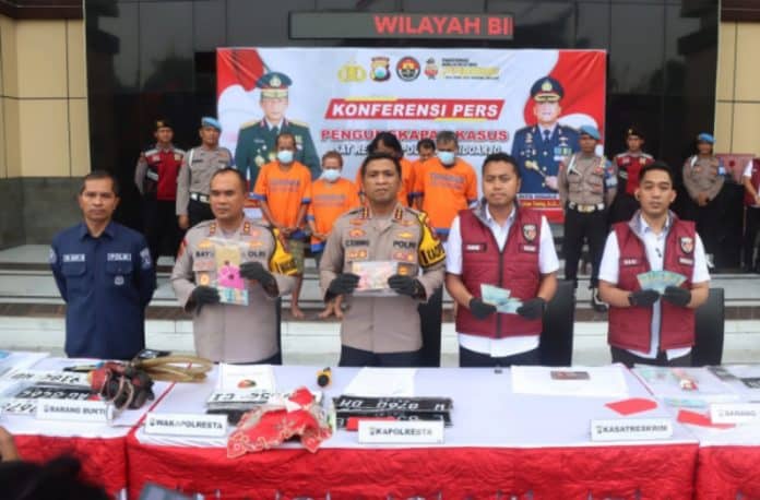 Tiga pria serta satu wanita pelaku peredaran uang palsu diamankan polisi, yakni S dan AY asal Bangil, Pasuruan kemudian SBU asal Tanggulangin dan TC asal Pandaan, Pasuruan. Tiga pria serta satu wanita pelaku peredaran uang palsu diamankan polisi, yakni S dan AY asal Bangil, Pasuruan kemudian SBU asal Tanggulangin dan TC asal Pandaan, Pasuruan.