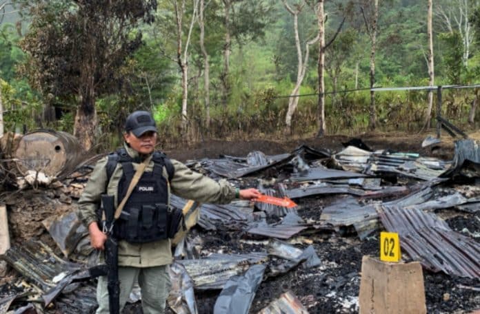 Personel Satgas Gakkum Operasi Damai Cartenz 2025 melakukan kegiatan evakuasi dan olah tempat kejadian perkara (TKP) atas insiden penyerangan terhadap guru honorer dan tenaga kesehatan serta pembakaran fasilitas publik di Distrik Anggruk, Kabupaten Yahukimo, pada Senin (24/3/2025). Personel Satgas Gakkum Operasi Damai Cartenz 2025 melakukan kegiatan evakuasi dan olah tempat kejadian perkara (TKP) atas insiden penyerangan terhadap guru honorer dan tenaga kesehatan serta pembakaran fasilitas publik di Distrik Anggruk, Kabupaten Yahukimo, pada Senin (24/3/2025).