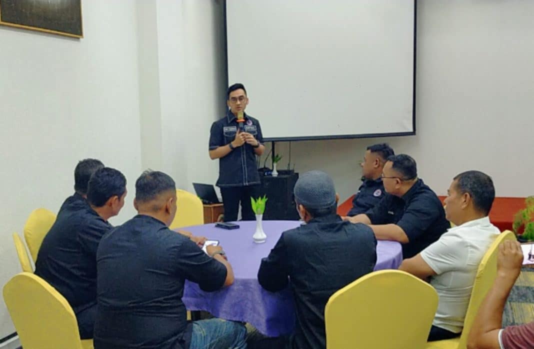 Ketua Kick Boxing, Indonesia, Kota Padang, Dr. M.Tommy Arby Rumengan S.E., M.M., mengadakan acara silaturahmi dan buka puasa bersama pengurus Kick Boxing Kota Padang di Hotel Daima pada Selasa, 25 Maret 2025.