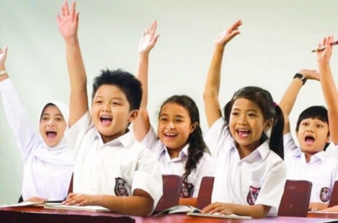 Dampak positif atas terlaksananya porgram Lembar Kerja Siswa (LKS) dan seragam sekolah gratis tidak hanya akan dirasakan siswa kurang mampu se-Kota Padang.