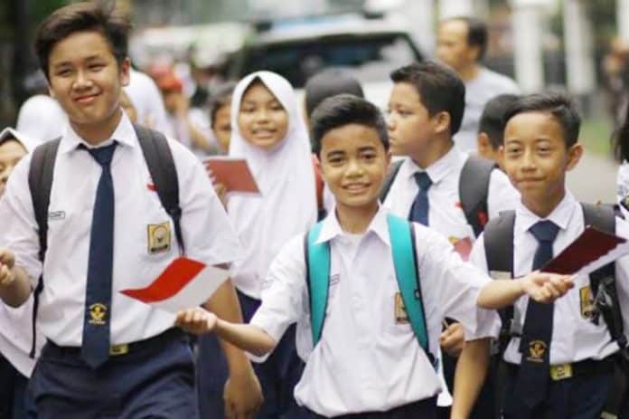 Wali Kota Padang, Fadly Amran memastikan Program Unggulan (Progul) Lembar Kerja Siswa (LKS) dan seragam sekolah gratis akan langsung direalisasikan pada tahun ajaran baru 2025/2026 ini.