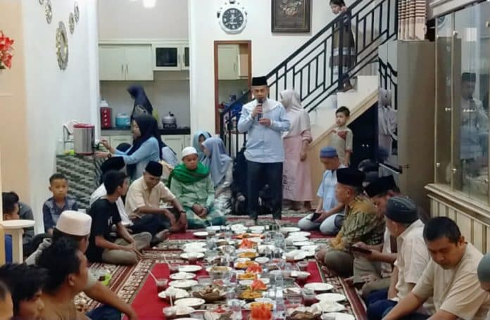 Sekretaris Komisi IV DPRD Kota Padang dari Fraksi Partai Golkar, Erianto, mengadakan silaturahmi dan buka puasa bersama Ketua RW/RT serta warga Kuranji. Bertempat di Komplek PGRI, Kecamatan Kuranji, Kota Padang, pada Kamis, 27 Maret 2025. Sekretaris Komisi IV DPRD Kota Padang dari Fraksi Partai Golkar, Erianto, mengadakan silaturahmi dan buka puasa bersama Ketua RW/RT serta warga Kuranji. Bertempat di Komplek PGRI, Kecamatan Kuranji, Kota Padang, pada Kamis, 27 Maret 2025.