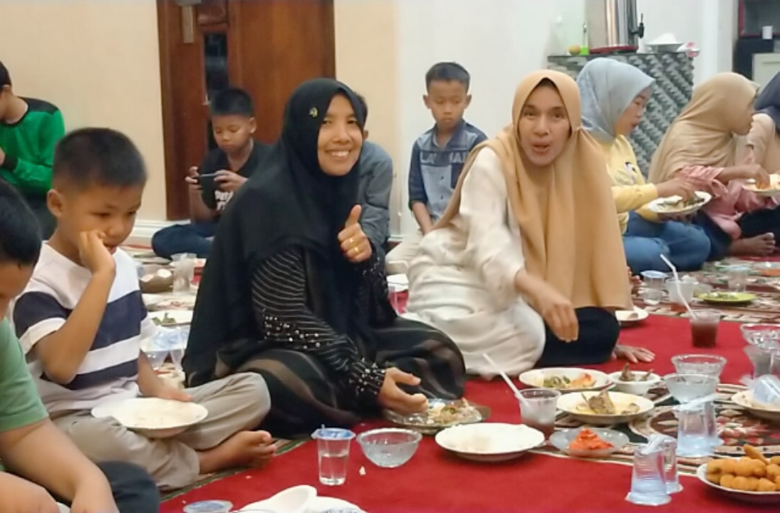 Istri anggota DPRD Kota Padang Arni Susanti dalam rangka silaturahmi sekaligus berbuka puasa bersama dengan masyarakat.