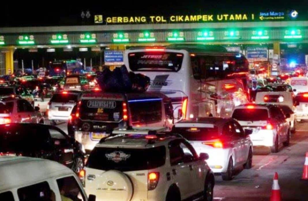 Volume kendaraan yang meninggalkan DKI Jakarta dalam arus mudik lebaran pada tahun 2025 terus meningkat signifikan.