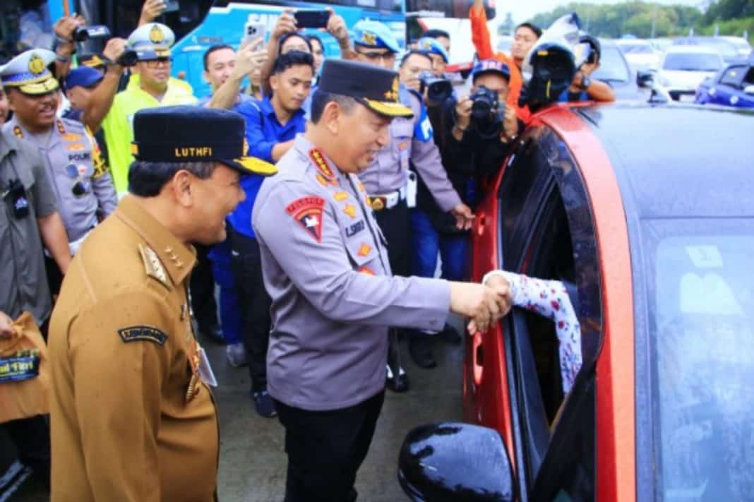 Kapolri Jenderal Polisi Drs. Listyo Sigit Prabowo, M.Si. meninjau langsung arus mudik di Tol Kalikangkung, Jawa Tengah (Jateng), pada Jumat (28/3/2025).