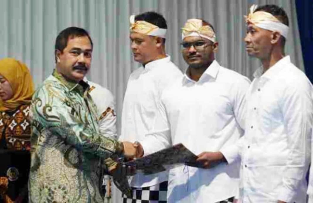 Menteri Imigrasi dan Pemasyarakatan, Agus Andrianto saat menyerahkan dokumen remisi kepada narapidana secara simbolis dalam kegiatan di Lembaga Pemasyarakatan Kelas IIA Cibinong, Kabupaten Bogor, Jawa Barat, pada Jumat (28/3/2025) | Foto: dok KemenImipas