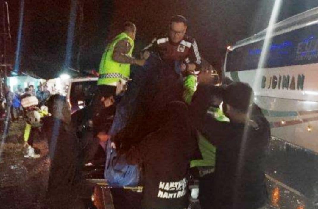 Seorang pemudik asal Jawa Tengah meninggal dunia usai mengalami kecelakaan lalu lintas, yang terjadi di Kampung Langkop, Desa Cibahayu, Kecamatan Kadipaten, Kabupaten Tasikmalaya, pada Jumat (28/3/2025) malam.