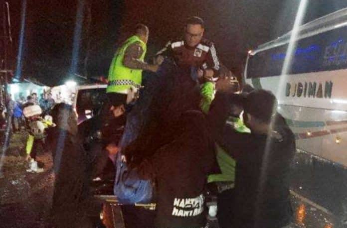 Seorang pemudik asal Jawa Tengah meninggal dunia usai mengalami kecelakaan lalu lintas, yang terjadi di Kampung Langkop, Desa Cibahayu, Kecamatan Kadipaten, Kabupaten Tasikmalaya, pada Jumat (28/3/2025) malam.