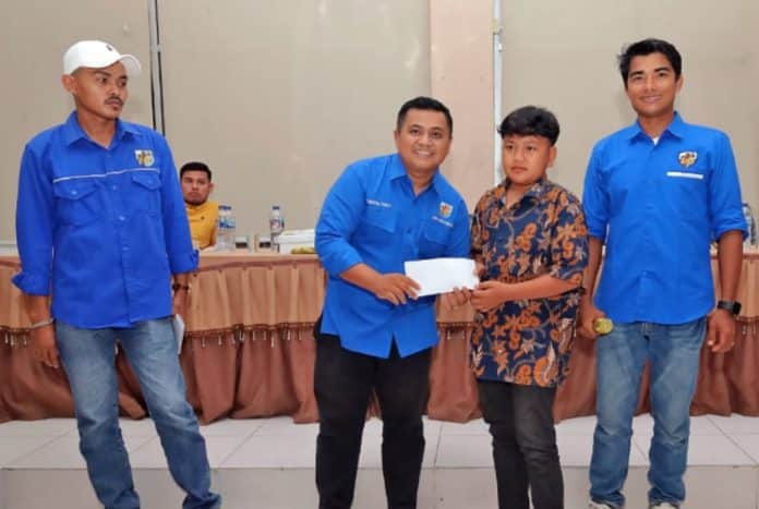 Komite Nasional Pemuda Indonesia (KNPI) Kecamatan Kuranji menggelar acara buka puasa bersama dan pemberian santunan kepada 25 anak yatim piatu. Kegiatan ini berlangsung di Gedung Pertemuan Camat Kuranji, Kota Padang, pada Sabtu (29/3/2025). Komite Nasional Pemuda Indonesia (KNPI) Kecamatan Kuranji menggelar acara buka puasa bersama dan pemberian santunan kepada 25 anak yatim piatu. Kegiatan ini berlangsung di Gedung Pertemuan Camat Kuranji, Kota Padang, pada Sabtu (29/3/2025).
