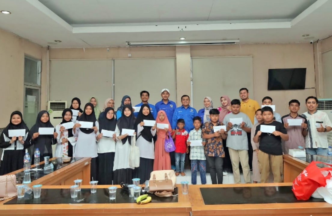 Komite Nasional Pemuda Indonesia (KNPI) Kecamatan Kuranji menggelar acara buka puasa bersama dan pemberian santunan kepada 25 anak yatim piatu. Kegiatan ini berlangsung di Gedung Pertemuan Camat Kuranji, Kota Padang, pada Sabtu (29/3/2025). (Poto: Inyiak Zainil)