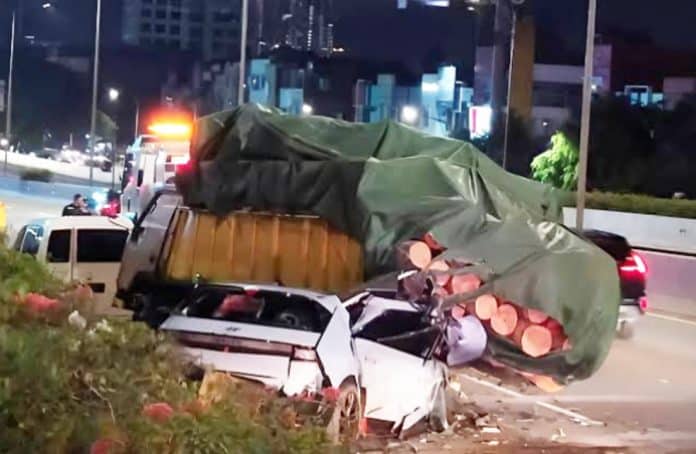 Sebuah kecelakaan tragis terjadi Hyundai loniq tabrak truk mogok, pada Sabtu (29/3/2025) sekitar pukul 19.00 WIB di Tol Jakarta Outer Ring Road (JORR) arah Puri, tepatnya KM 05.200 wilayah Cengkareng Jakarta Barat. Sebuah kecelakaan tragis terjadi Hyundai loniq tabrak truk mogok, pada Sabtu (29/3/2025) sekitar pukul 19.00 WIB di Tol Jakarta Outer Ring Road (JORR) arah Puri, tepatnya KM 05.200 wilayah Cengkareng Jakarta Barat.