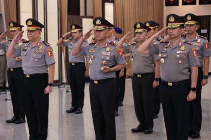 Dalam upacara tersebut, sebanyak 38 personel perwira tinggi (Pati) Polri resmi naik pangkat, dengan rincian dua personel naik menjadi Komisaris Jenderal Polisi (Komjen Pol), sepuluh menjadi Inspektur Jenderal Polisi (Irjen Pol), dan dua puluh enam menjadi Brigadir Jenderal Polisi (Brigjen Pol). Dalam upacara tersebut, sebanyak 38 personel perwira tinggi (Pati) Polri resmi naik pangkat, dengan rincian dua personel naik menjadi Komisaris Jenderal Polisi (Komjen Pol), sepuluh menjadi Inspektur Jenderal Polisi (Irjen Pol), dan dua puluh enam menjadi Brigadir Jenderal Polisi (Brigjen Pol).