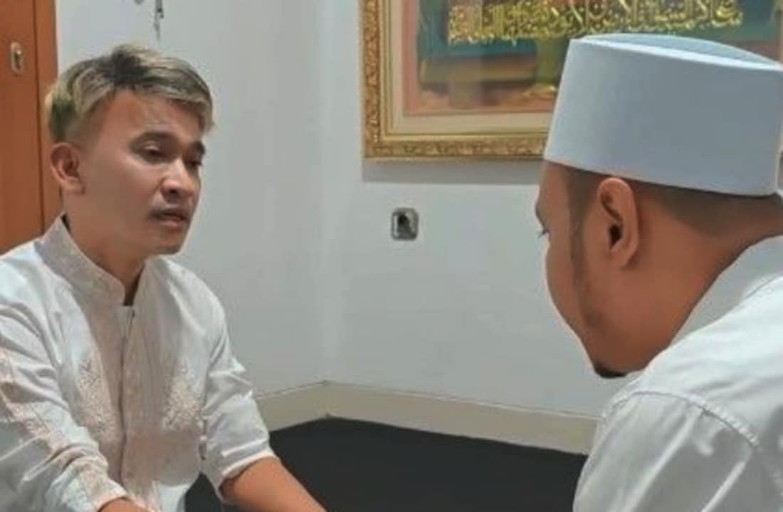 Kabar ini disampaikan melalui unggahan video di akun Instagram pribadinya, di mana Ruben Onsu memperlihatkan momen saat dirinya mengucapkan dua kalimat syahadat dan belajar tata cara salat, dipandu oleh Habib Usman bin Yahya.