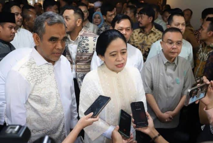 Puan Maharani mengungkapkan bahwa dalam acara open house yang digelar oleh Ketua MPR RI Ahmad Muzani di Komplek Widya Chandra, Jakarta, pada Rabu (2/4/2025), terdapat berbagai pembicaraan politik yang berlangsung.
