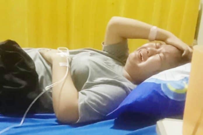 Memey Melani Saputri, gadis 17 tahun dari Dusun Manis, Desa Kertaungaran, Kecamatan Sindangagung, Kabupaten Kuningan, Provinsi Jawa Barat harus mengubur sementara mimpinya menempuh pendidikan.