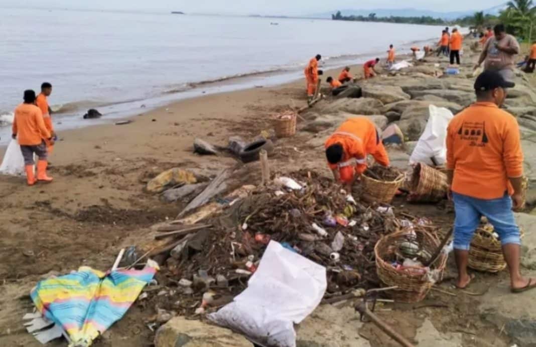 Beberapa hari terakhir, 'Pasukan Oranye' tampak sibuk membersihkan tumpukan sampah yang terdampar di Pantai Padang. Sampah-sampah itu datang dari laut, terbawa ombak, lalu menodai keindahan pesisir.