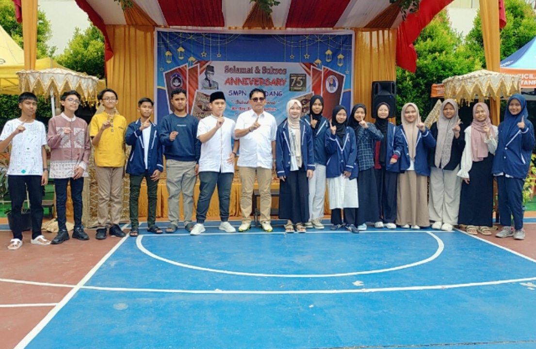 Wakil Ketua DPRD Kota Padang, Mastilizal Aye, SH, bersama Ketua OSIS beserta jajaran SMPN 1 Padang.