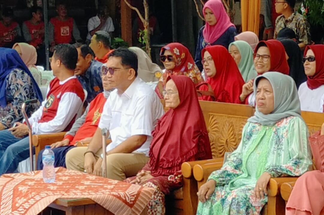 Acara ini turut dihadiri oleh Dewi Anggraeni selaku Kepala Sekolah, para guru aktif dan purnabakti, alumni dari berbagai angkatan, Ketua OSIS beserta jajaran, serta seluruh siswa-siswi SMPN 1 Padang.