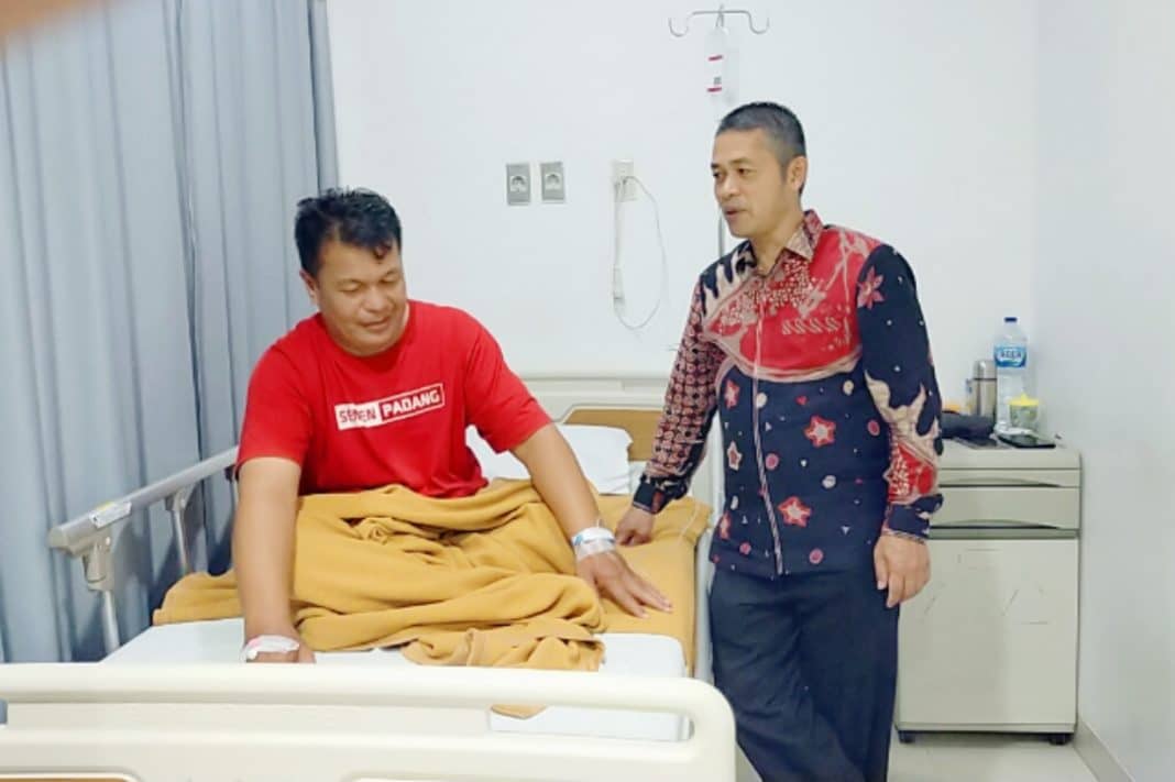 Di tengah padatnya jadwal sebagai Anggota DPRD Kota Padang, Erianto tetap menyempatkan diri untuk menjenguk salah satu wartawan, Naldi Rajo Nan Putiah, yang sedang dirawat di Rumah Sakit Hermina, pada hari Sabtu 5 April 2025.