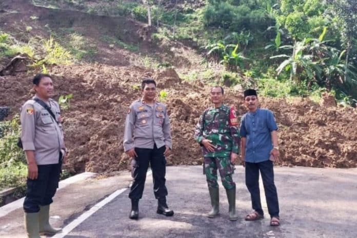 Bencana longsor kembali terjadi di Kabupaten Kuningan. Akses jalan penghubung utama Cipasung-Subang di Dusun Belah, Blok Gase, RT. 009 RW. 004, Desa Cantilan, Kecamatan Selajambe, putus total akibat tertimbun material longsor pada Senin (7/4/2025) pukul 06.40 WIB. Bencana longsor kembali terjadi di Kabupaten Kuningan. Akses jalan penghubung utama Cipasung-Subang di Dusun Belah, Blok Gase, RT. 009 RW. 004, Desa Cantilan, Kecamatan Selajambe, putus total akibat tertimbun material longsor pada Senin (7/4/2025) pukul 06.40 WIB.