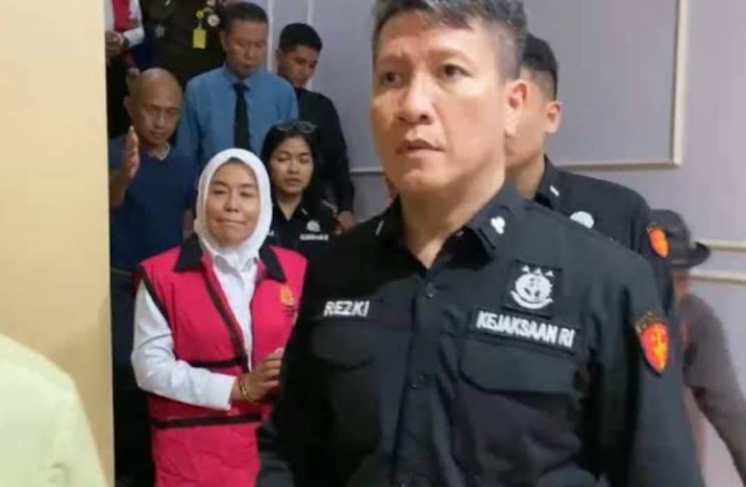 Mantan Wakil Wali Kota Palembang, Fitrianti Agustinda (Finda), resmi ditetapkan sebagai tersangka bersama suaminya, Dedi Sipriyanto, dalam dugaan korupsi dana pengganti pengolahan darah di PMI Kota Palembang periode 2020–2023. Keduanya langsung ditahan oleh Kejaksaan Negeri Palembang.