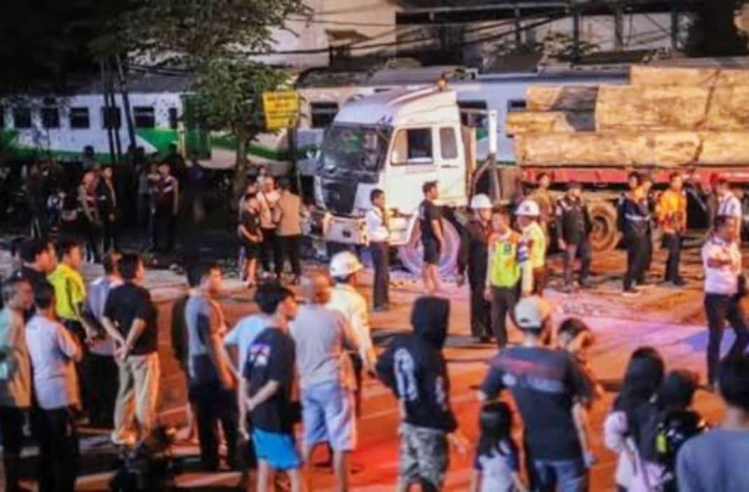 Kecelakaan maut terjadi di perlintasan kereta api sebidang JPL 11 KM 7+600, Kelurahan Tenggulunan, Kecamatan Kebomas, Gresik, pada Selasa (8/4/2025) sekitar pukul 18.30 WIB.