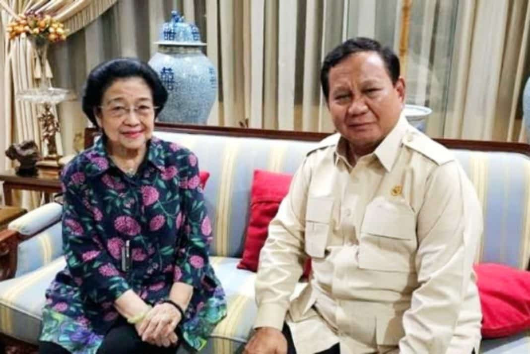 Di balik pintu tertutup Jalan Teuku Umar pada Senin malam, 7 April 2025, dua tokoh warisan sejarah Indonesia duduk bersama. Pertemuan Presiden terpilih Prabowo Subianto dan mantan Presiden ke-5 Republik Indonesia, Megawati Soekarnoputri.