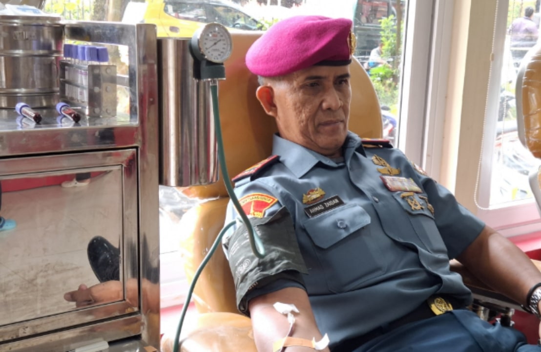 Letnan Dua Marinir Ahmad Zaidan, S.H., yang menjabat sebagai Pelaksana Tugas Sementara (PgS) Dansatma Pangkalan TNI Angkatan Laut (Lanal) Palembang, menerima Piagam Tanda Kehormatan Satyalancana Kebaktian Sosial dari Pemerintah Republik Indonesia.