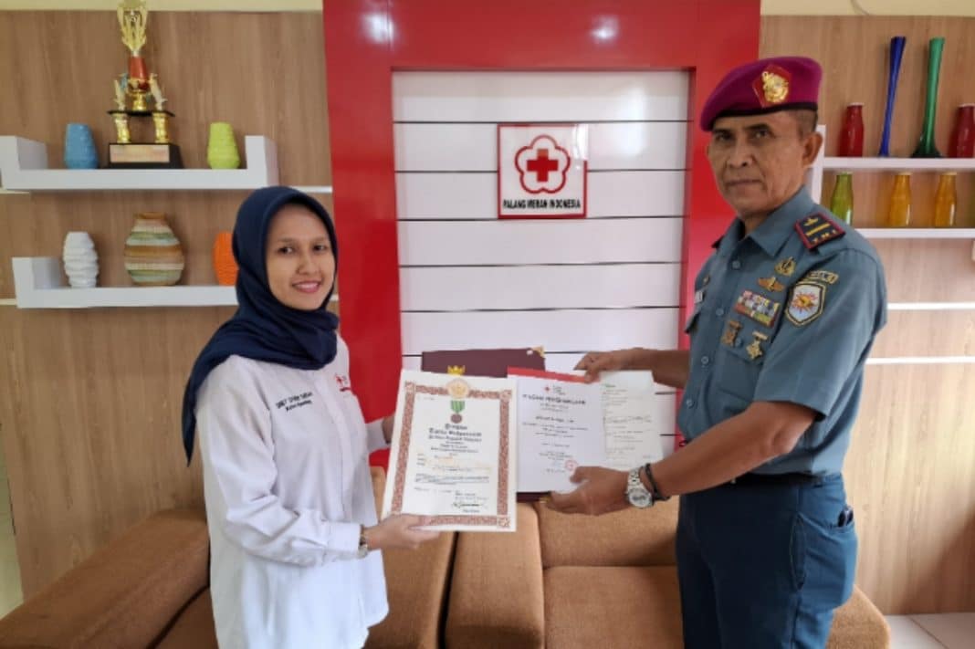 Letnan Dua Marinir Ahmad Zaidan, S.H., yang menjabat sebagai Pelaksana Tugas Sementara (PgS) Dansatma Pangkalan TNI Angkatan Laut (Lanal) Palembang, menerima Piagam Tanda Kehormatan Satyalancana Kebaktian Sosial dari Pemerintah Republik Indonesia.