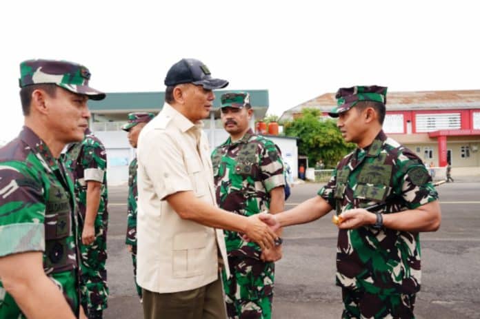 Komandan Pangkalan TNI AL (Lanal) Palembang, Kolonel Laut (P) Faisal, M.M., M.Tr.Hanla., menyambut kedatangan Menteri Pertahanan (Menhan) Republik Indonesia, Sjafrie Sjamsoeddin, di Baseops Pangkalan TNI Angkatan Udara (Lanud) Sri Mulyono Herlambang (SMH), Palembang, pada Kamis (10/4/2025).