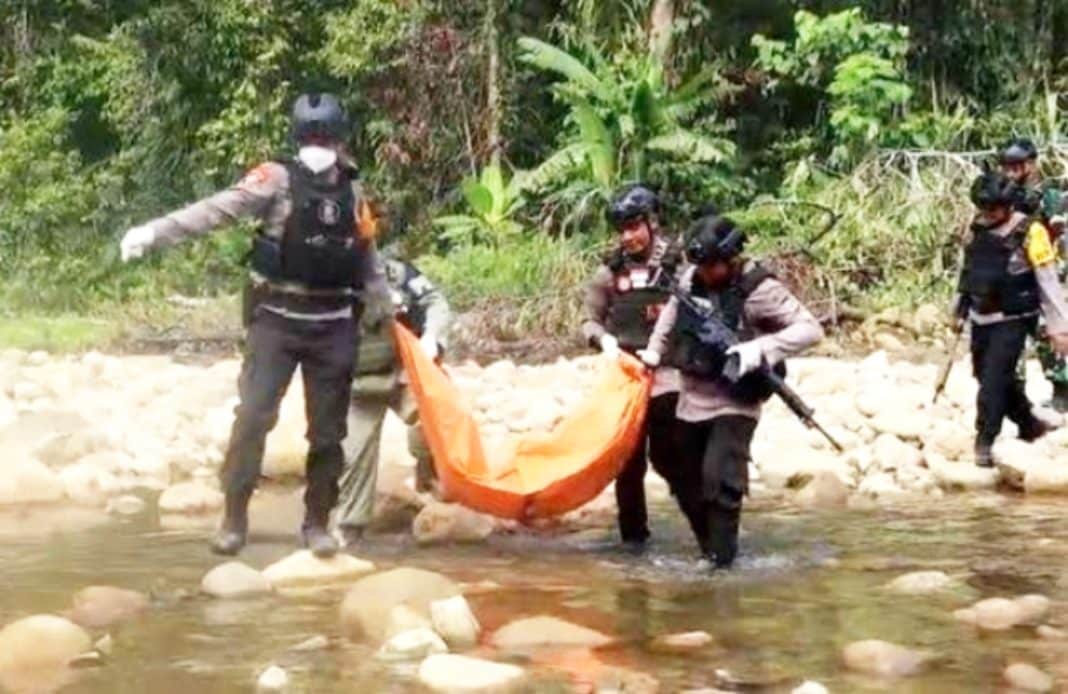 Satgas Operasi Damai Cartenz saat evakuasi 11 warga sipil korban serangan oleh Kelompok Kriminal Bersenjata di Yahukimo. (Foto: Ilustrasi).