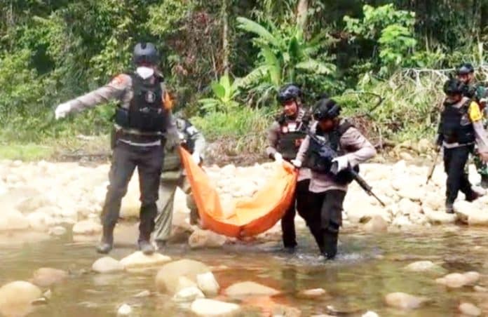 Satgas Operasi Damai Cartenz saat evakuasi 11 warga sipil korban serangan oleh Kelompok Kriminal Bersenjata di Yahukimo. (Foto: Ilustrasi).