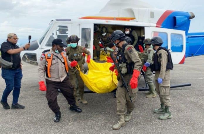 Tim gabungan Operasi Damai Cartenz-2025 bersama TNI berhasil mengevakuasi dua jenazah korban pembunuhan yang diduga dilakukan oleh Kelompok Kriminal Bersenjata (KKB). Tim gabungan Operasi Damai Cartenz-2025 bersama TNI berhasil mengevakuasi dua jenazah korban pembunuhan yang diduga dilakukan oleh Kelompok Kriminal Bersenjata (KKB).