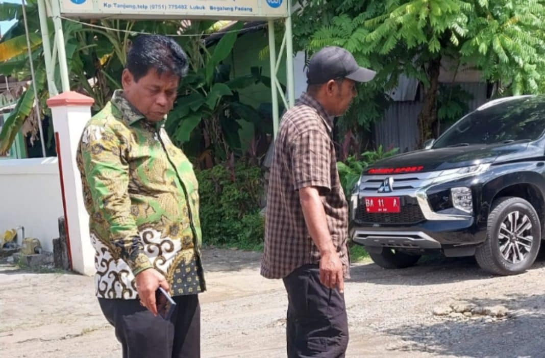 Menanggapi laporan warga yang disampaikan Ketua RW setempat terkait saluran duiker, Wakil Ketua DPRD Kota Padang, Jupri dari Partai Amanat Nasional (PAN), langsung turun ke lokasi pada Selasa, 8 April 2025.