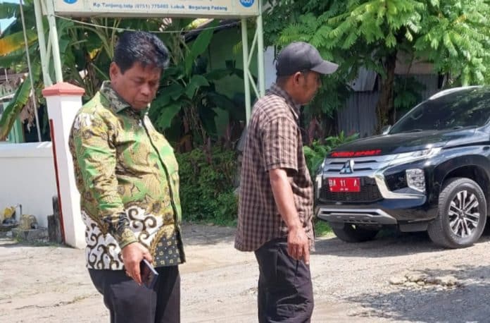 Menanggapi laporan warga yang disampaikan Ketua RW setempat terkait saluran duiker, Wakil Ketua DPRD Kota Padang, Jupri dari Partai Amanat Nasional (PAN), langsung turun ke lokasi pada Selasa, 8 April 2025. Menanggapi laporan warga yang disampaikan Ketua RW setempat terkait saluran duiker, Wakil Ketua DPRD Kota Padang, Jupri dari Partai Amanat Nasional (PAN), langsung turun ke lokasi pada Selasa, 8 April 2025.