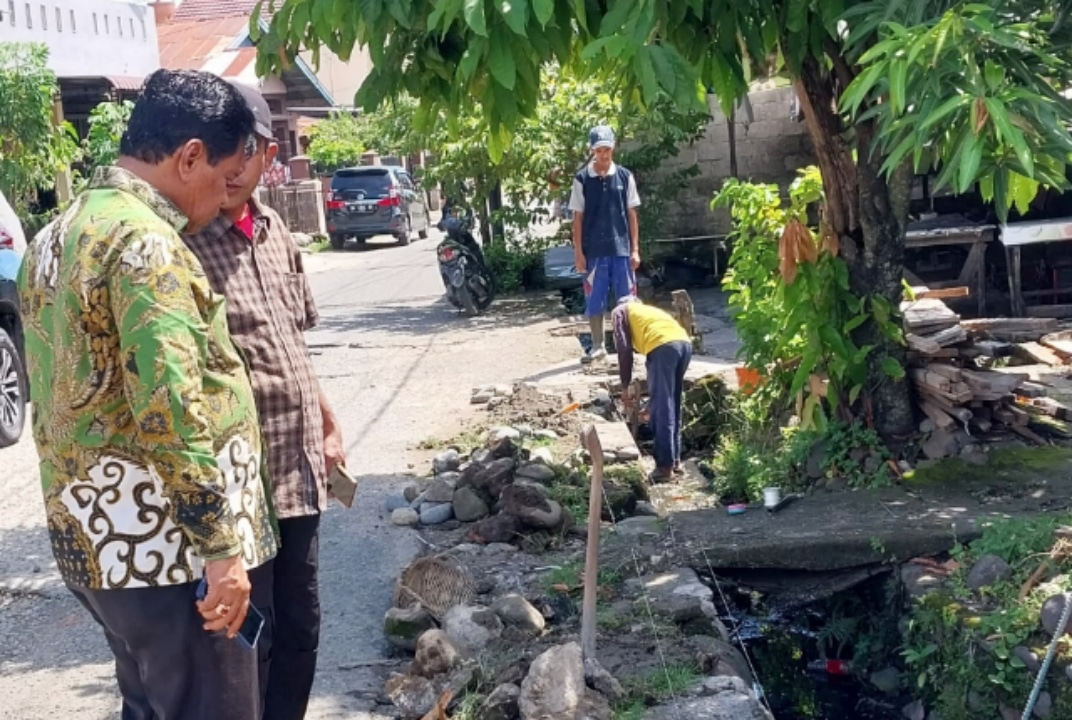 Menanggapi laporan warga yang disampaikan Ketua RW setempat terkait saluran duiker, Wakil Ketua DPRD Kota Padang, Jupri dari Partai Amanat Nasional (PAN), langsung turun ke lokasi pada Selasa, 8 April 2025.