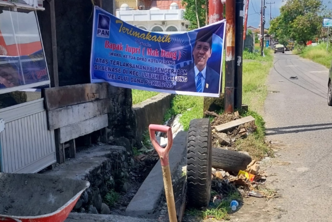 Menanggapi laporan warga yang disampaikan Ketua RW setempat terkait saluran duiker, Wakil Ketua DPRD Kota Padang, Jupri dari Partai Amanat Nasional (PAN), langsung turun ke lokasi pada Selasa, 8 April 2025.