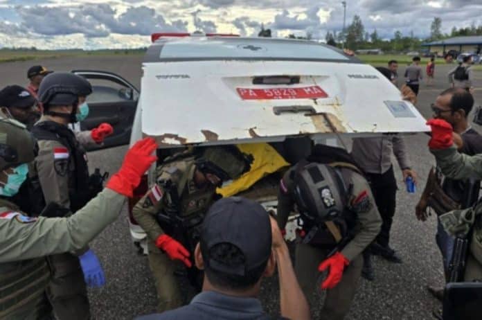 Kelompok Kriminal Bersenjata (KKB) melepaskan tembakan saat aparat gabungan TNI-Polri melakukan evakuasi jenazah di Bandara Nop Goliat, Dekai, Kabupaten Yahukimo, Papua Pegunungan, pada Jumat (11/4/2025).
