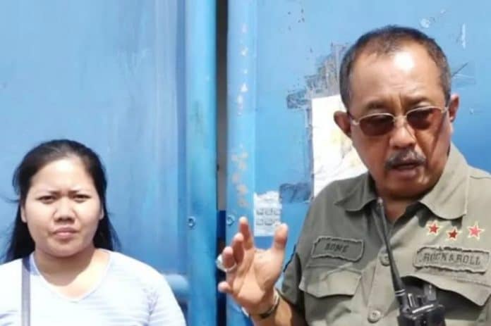 Wakil Walikota Surabaya, Armuji, yang akrab disapa Cak Ji, dilaporkan ke kepolisian oleh sebuah perusahaan di kawasan Margomulyo, Surabaya Barat, usai melakukan kunjungan ke gudang perusahaan tersebut. Demi bela warga, Wakil Walikota Surabaya, Armuji, yang akrab disapa Cak Ji, dilaporkan ke kepolisian oleh sebuah perusahaan di kawasan Margomulyo, Surabaya Barat, usai melakukan kunjungan ke gudang perusahaan tersebut.