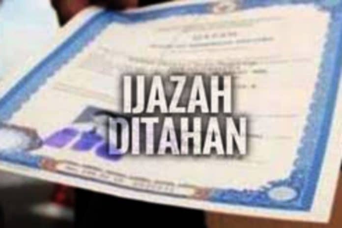 Dalam konteks hukum, penahanan ijazah oleh perusahaan tidak memiliki dasar yang kuat. Dalam konteks hukum, penahanan ijazah oleh perusahaan tidak memiliki dasar yang kuat.