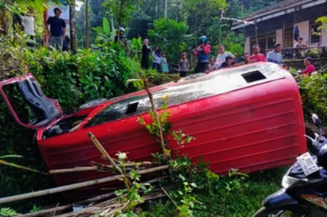 Sebuah minibus merah berpelat G 7761 ZP yang mengangkut 23 penumpang dari Tegal mengalami kecelakaan di tanjakan perbatasan Desa Panembangan dan Desa Sambirata, Kecamatan Cilongok, Kabupaten Banyumas, pada Minggu pagi 13 April 2025.